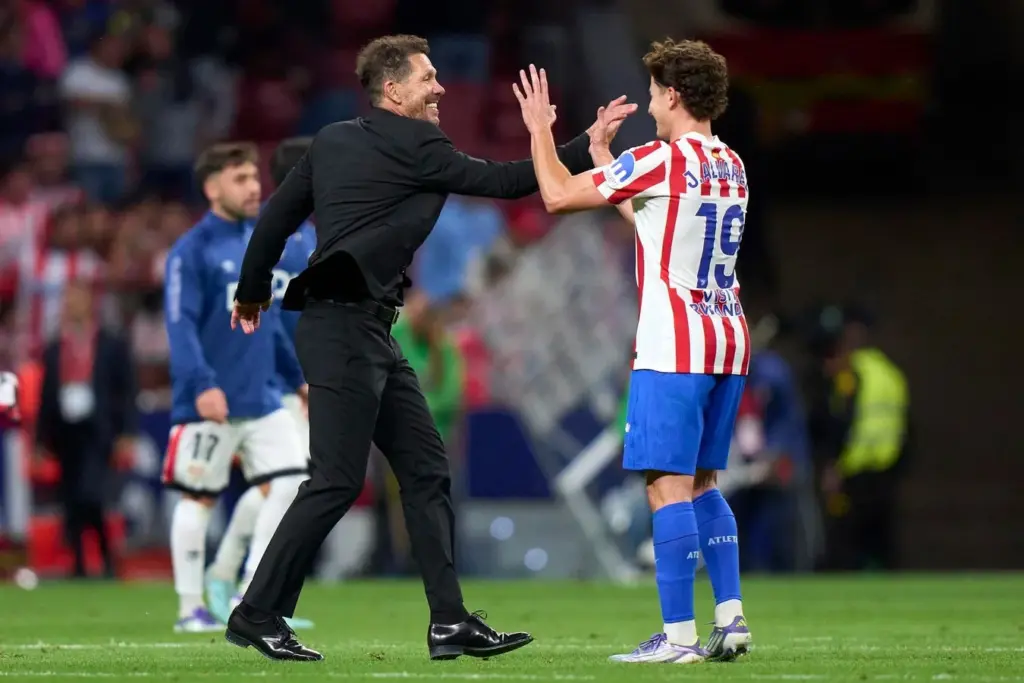 Barcelona target Julián Álvarez “explodes” after Diego Simeone snub on return to Atlético Madrid - Barca Blaugranes