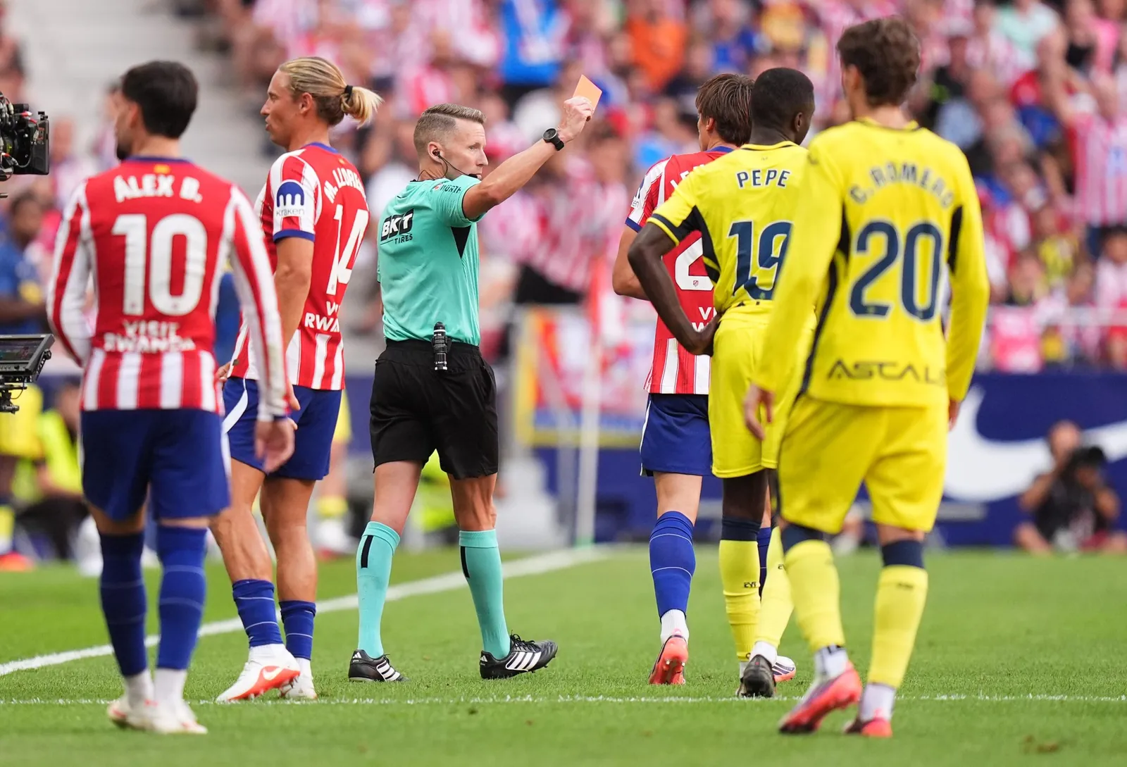 MADRID, SPAIN - AUGUST 23: Robin Le Normand of Atletico de Madrid receives a red card by referee Alejandro Hernandez during the LaLiga EA Sports 2026/27 match between Atletico de Madrid and Villarreal CF at Riyadh Air Metropolitano on August 23, 2026 in Madrid, Spain. (Photo by Angel Martinez/Getty Images)